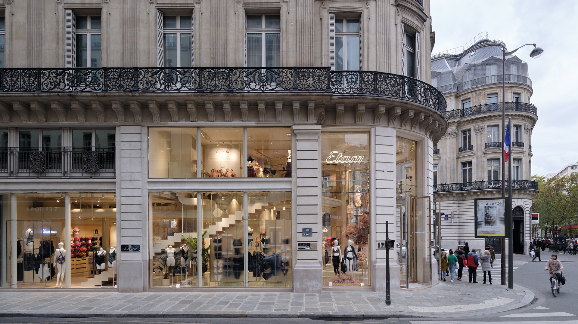 ElleFashionSpot Etam Inaugure Sa Nouvelle Boutique De 500m2 à Paris Elle